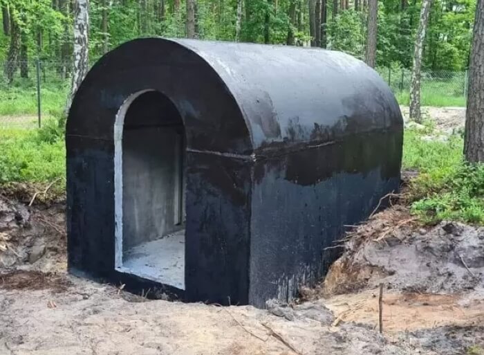 Betonový zahradní sklípek zapuštěný do země na pozemku klienta v Chomutov