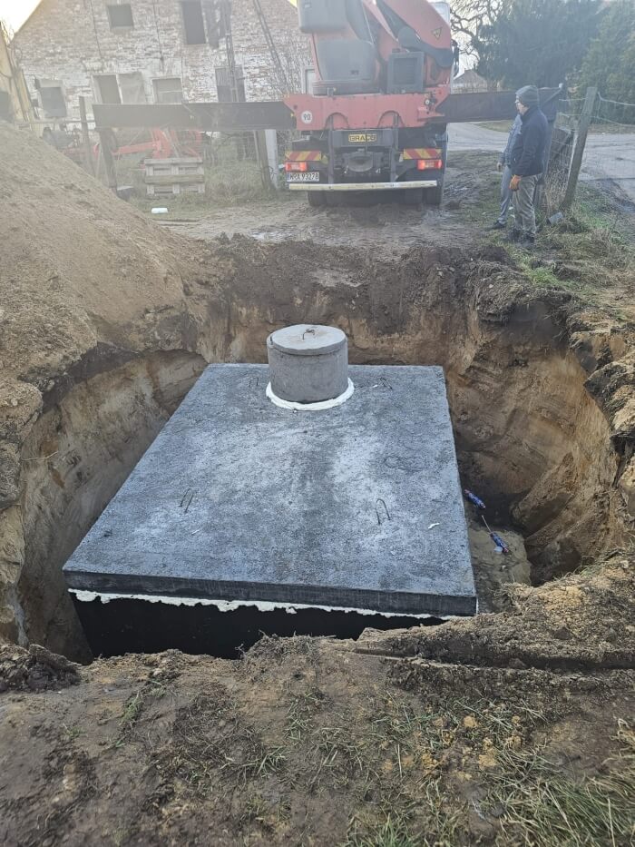 Montáž těsné betonové jímky pomocí jeřábu HDS. Realizace pro klienta z Chomutov