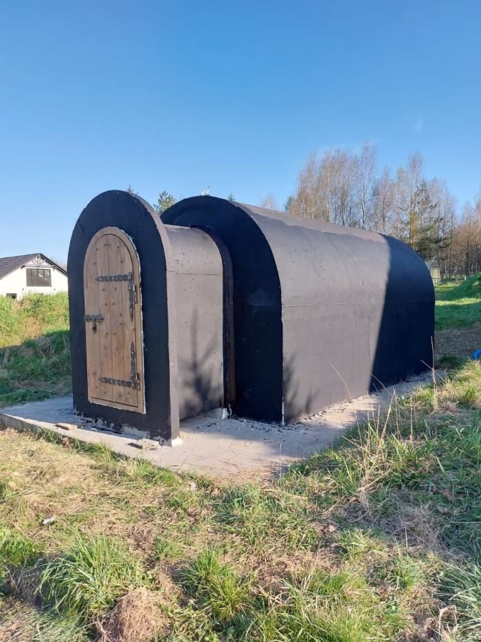 Hotový zahradní sklípek s předsíní, nainstalovaný na pozemku klienta v Chomutov